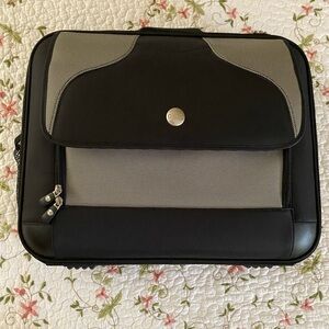 New Vintage Dell deluxe carrying case - model P9103